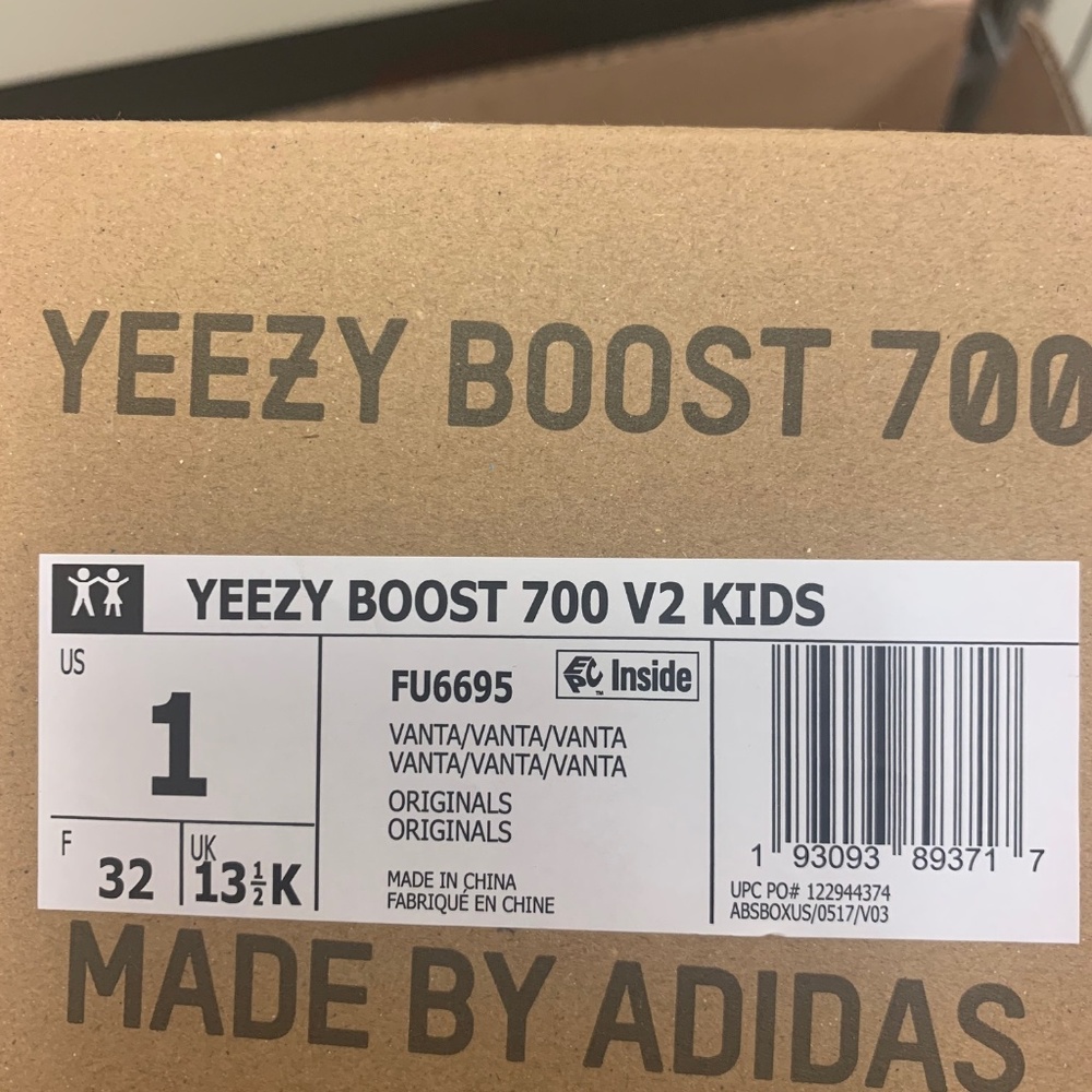 Yeezy Boost 700 V2- Size Y1